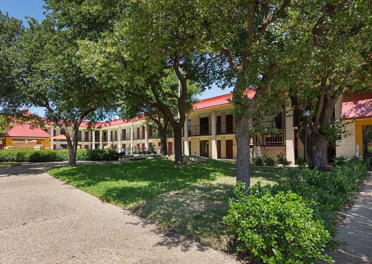 Red Roof Inn Plus+ Dallas - Addison Exterior foto